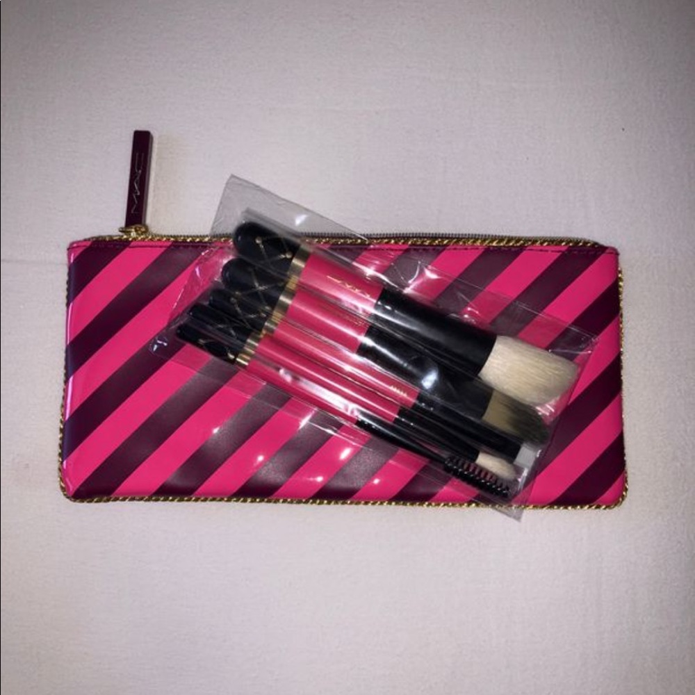 M.A.C. NUTCRACKER SWEET CONTOUR BRUSH KIT